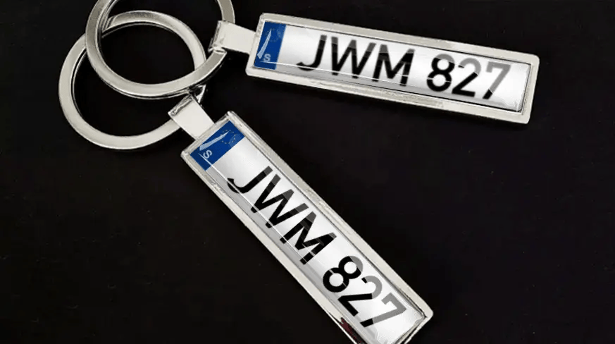 Portachiavi con targa personalizzata, finitura metallica e numeri personalizzati