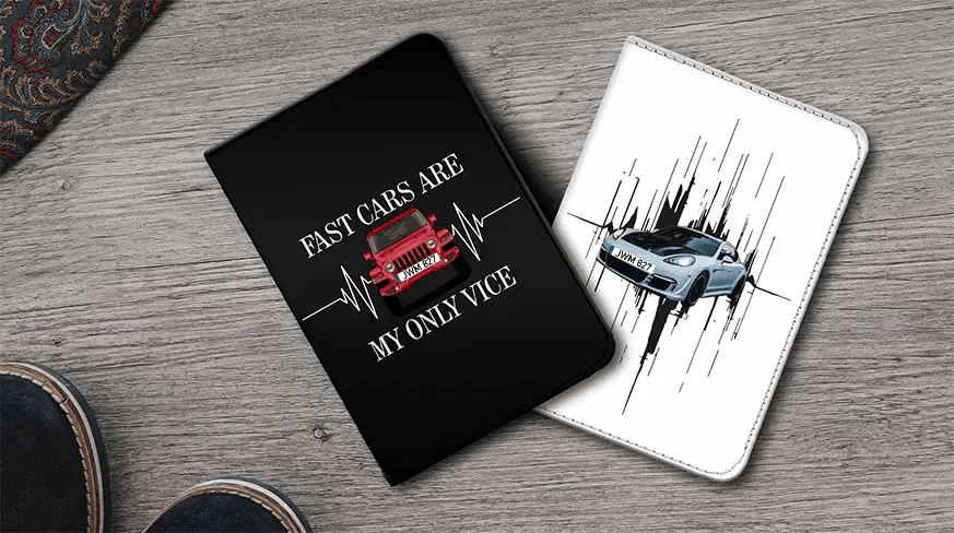 Zwei Auto-Notizbuchcover auf Holzfläche: Links schwarz mit rotem Auto und FAST CARS Zitat, Rechts weiß mit blauem Sportauto und Bewegungslinien