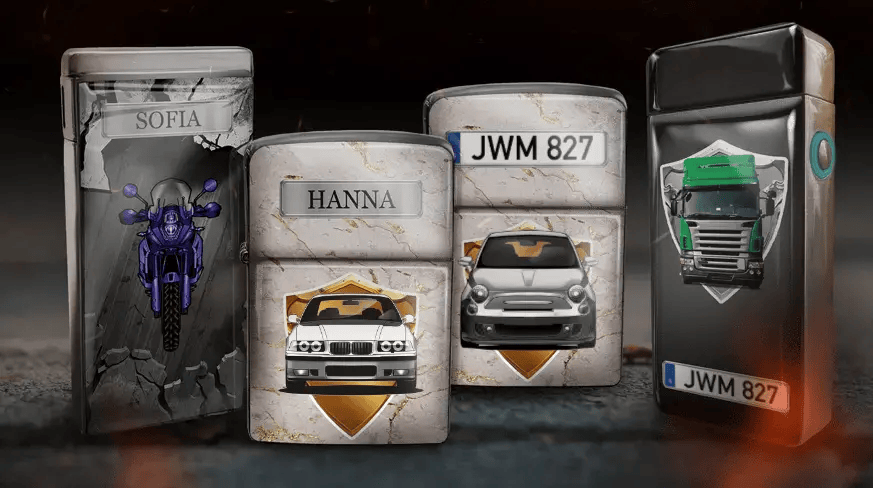 Sammlung dekorativer Dosen mit Fahrzeugmotiven auf marmorähnlichem Hintergrund. Die Dosen zeigen ein Motorrad, blaue und rote Autos sowie einen grünen LKW mit Kennzeichen. Die Namen „SOFIA“ und „HANNA“ sind sichtbar, was ein elegantes und stilvolles Design vermittelt.